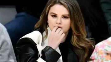 Gabardina de cuero blanco y negro Selena Gomez en vestido sin mangas de cuero negro con cremallera completa para mujer | 100% cuero genuino | ZippiCuero