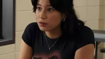 Mi vida con los Walter Boys Camiseta estampada con rosas rojas usada por (Mya Lowe) como se ve en Mi vida con los Walter Boys (S02E01)