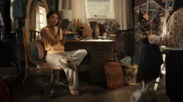 Hebilla grande de Birkenstock Arizona usada por Jackie Howard (Nikki Rodríguez) como se ve en Mi vida con los Walter Boys (S02E05)