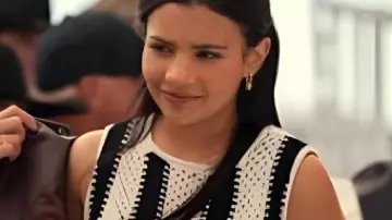 Ma vie avec les Walter Boys Débardeur en tricot rayé porté par Jackie Howard (Nikki Rodriguez) comme on le voit dans Ma vie avec les Walter Boys (S02E01)