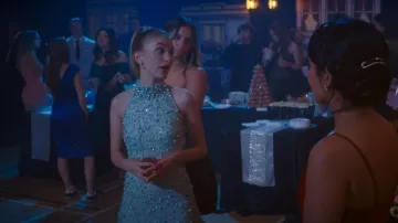 Robe dos nu perlée Adrianna portée par Paige (Madison Brydges) comme on le voit dans Ma vie avec les Walter Boys (S02E05)