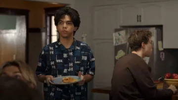 American Eagle Outfitters Surf Co. Chemise hawaïenne à manches courtes portée par Lee Garcia (Myles Perez) comme on le voit dans Ma vie avec les Walter Boys (S02E05)