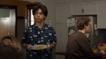 American Eagle Outfitters Surf Co. Chemise hawaïenne à manches courtes portée par Lee Garcia (Myles Perez) comme on le voit dans Ma vie avec les Walter Boys (S02E05)