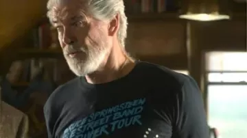 Le T-shirt Bruce Springsteen du Thursday Murder Club porté par Ron (Pierce Brosnan) comme on le voit dans The Thursday Murder Club