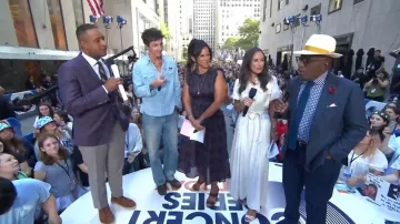 Sandalias de gamuza Khan de Manolo Blahnik de 90 mm usadas por Laura Jarrett como se ve en Today el 29 de agosto de 2025