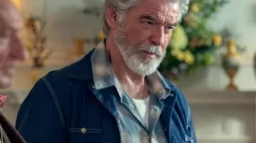 La veste en jean bleue du Thursday Murder Club portée par Ron (Pierce Brosnan) comme on le voit dans The Thursday Murder Club