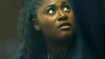 Camiseta gráfica Peacemaker 2025 usada por Leota Adebayo (Danielle Brooks) como se ve en Peacemaker (S02E01)