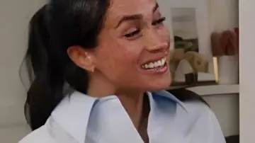 Avec amour Meghan Chemise rayée portée par elle-même (Meghan Markle) comme on le voit dans Avec amour, Meghan (S02E02)