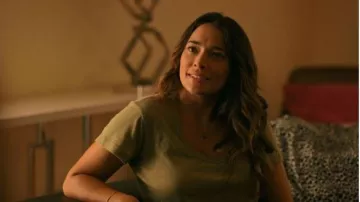 Camiseta Rag & Bone Vee usada por la Dra. Rosa Campesino (Natalie Martinez) como se ve en Bad Monkey (S01E08)