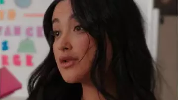 Mi vida con los Walter Boys Mini vestido blanco con estampado de cerezas usado por Jackie Howard (Nikki Rodríguez) como se ve en Mi vida con los Walter Boys (S02E01)