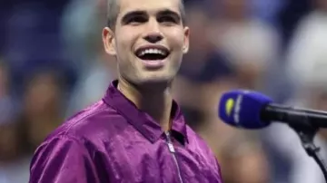 Carlos Alcaraz 2025 US Open Purple Jacket usado por Carlos Alcaraz en Mattia Bellucci vs. Carlos Alcaraz Extended Highlights | Ronda 2 del US Open 2025