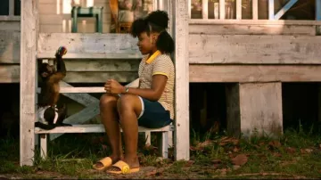 Sandales de piscine en similicuir Old Navy portées par Andrea Wendell (Anmalya Delva) comme on le voit dans Bad Monkey (S01E09)