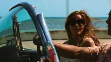 Gafas de sol redondas Céline usadas por Bonnie Witt (Michelle Monaghan) como se ve en Bad Monkey (S01E09)