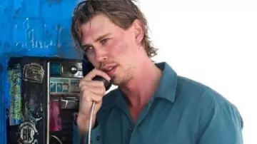 Chemise bleue portée par Hank Thompson (Austin Butler) comme on le voit dans Caught Stealing