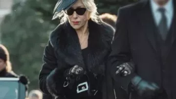 Manteau de fourrure noir Helen Mirren porté par Maeve Harrigan (Helen Mirren) dans MobLand (S01)
