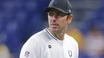 Sudadera blanca de los Indianapolis Colts de la pretemporada de la NFL 2025 usada por Shane Steichen en Shane Steichen Media: Colts en la pretemporada de los Ravens