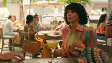 Le Superbe Sunset Tower Tuck Shirt porté par Mel Campesino (Gizel Jiménez) comme on le voit dans Bad Monkey (S01E10)