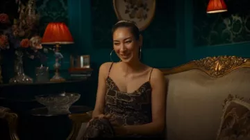 Topshop Twist Back Cowl Neck Midi Slip porté par Zara comme on le voit dans The Inheritance (S01E01)