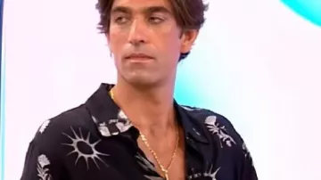 Dois às 10 Camisa negra estampada usada por Manu Rodrigues en DOIS AS - DUAR DRAGA