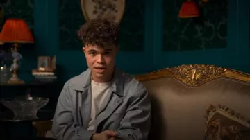 Boohoo Boxy Textured PU Bomber Jacket en Bleu porté par Jesse comme on le voit dans The Inheritance (S01E01)