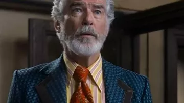Blazer bleu Pierce Brosnan porté par Ron (Pierce Brosnan) dans The Thursday Murder Club