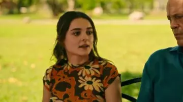 Nanushka Nilo Floral Print Cropped T Shirt porté par Caitlin (Charlotte Lawrence) comme on le voit dans Bad Monkey (S01E10)