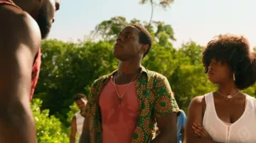 Camisa hawaiana de Cherse Summer Beach usada por Neville Stafford (Ronald Peet) como se ve en Bad Monkey (S01E10)