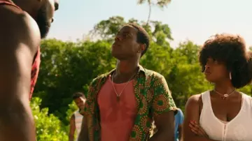 Chemise hawaïenne de Cherse Summer Beach portée par Neville Stafford (Ronald Peet) comme on le voit dans Bad Monkey (S01E10)
