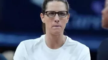 Camiseta de Indiana Fever Caitlin Was Here usada por Stephanie White en Golden State Valkyries vs. Indiana Fever | RESUMEN COMPLETO DEL JUEGO | agosto 31, 2025