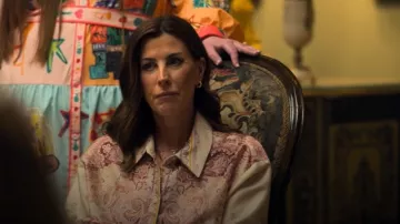 Chemise à manches longues en satin rose Paisley de River Island portée par Catherine, comme on le voit dans The Inheritance (S01E01)