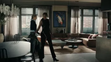 Conjunto de Top y Pantalones Guess by Marciano usado por Aleesha (Zainab Johnson) como se ve en Upload (S04E01)