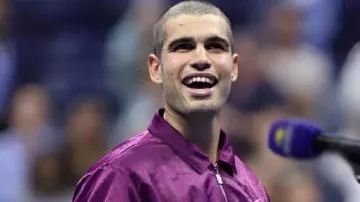 US Open 2025 Chaqueta morada usada por Carlos Alcaraz en US OPEN 2025 – IMPRESIONANTE Alcaraz despacha su 2ª ronda: el resumen