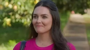 Top rosa Double Scoop 2025 usado por Nora (Taylor Cole) como se ve en Double Scoop