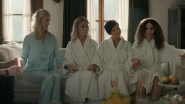 Pijamas largos con ribete de plumas azul claro Bon Viviann usados por Ingrid Bannerman (Allegra Rose Edwards) como se ve en Upload (S04E01)