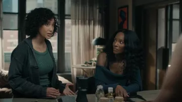 Pilcro Acid Wash Cardigan Sweater porté par Nora Antony (Andy Allo) comme on le voit dans Upload (S04E02)