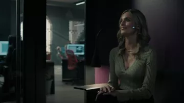 Tularosa Haut polo à manches longues en tricot côtelé vert porté par Ingrid Bannerman (Allegra Rose Edwards) comme on le voit dans Upload (S04E02)