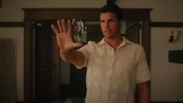 Asos Design Chemise en crochet à panneaux portée par Nathan Brown (Robbie Amell) comme on le voit dans Upload (S04E02)