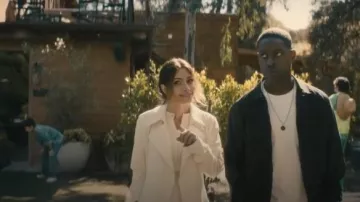 Abrigo Theroy Oaklane usado por la Dra. Gabriela Torabi (Sarah Shahi) como se ve en Paradise (S01E03)