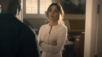 Top de A.L.C. Fisher usado por la Dra. Gabriela Torabi (Sarah Shahi) como se ve en Paradise (S01E03)