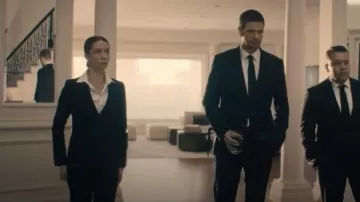 Theory Carissa Blazer worn by Jane Driscoll (Nicole Brydon Bloom) as seen in Paradise (S01E03)