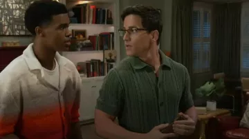 J. Crew Chaqueta de punto trenzado de algodón de manga corta Suéter-polo en Cool Cyprus usado por Bradley 'Smitty' Smith (Mike Manning) como se ve en Beyond the Gates (S01E120)