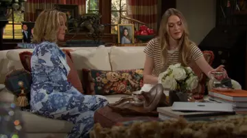 Alice + Olivia Pantalones de campana con estampado Teeny usados por Nikki Reed Newman (Melody Thomas Scott) como se ve en The Young and the Restless el 27 de agosto de 2025