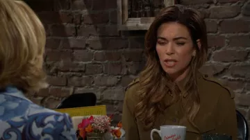 Camisa corta con cuello de solapa de Zara usada por Victoria Newman (Amelia Heinle) como se ve en The Young and the Restless el 28 de agosto de 2025