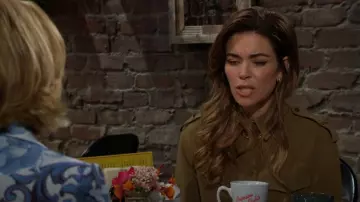 Camisa corta con cuello de solapa de Zara usada por Victoria Newman (Amelia Heinle) como se ve en The Young and the Restless el 28 de agosto de 2025