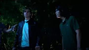 Polo Lacoste Classic Fit Original L.12.12 porté par Topher Park (Jeremy Yun) comme on le voit dans The Runarounds (S01E01)