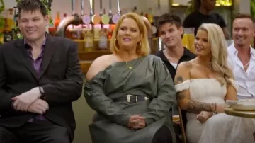 Robe midi à épaules dénudées ASos Design avec détail de canard en forêt portée par Donna Preston comme on le voit dans Celebs Go Dating (S014E10)