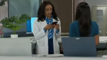 Camisa de crepé con botones en el frente 34 en Seaport Combo usada por Madison Montgomery (Kenjah) como se ve en Beyond the Gates (S01E122)