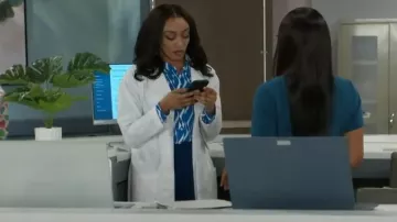 Elie Tahari Los pantalones de pierna ancha con detalle de hebilla Inez en Daphne Blue usados por Madison Montgomery (Kenjah) como se ve en Beyond the Gates (S01E122)