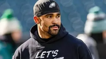 Jalen Hurts Eagles Let's Hunt Black Hoodie en Jalen Hurts con micrófono en SNOWY NFL Playoffs WIN vs LA Rams
