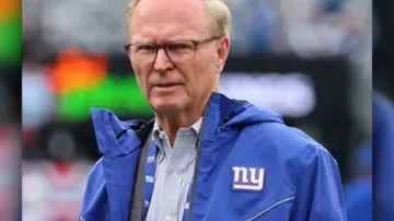 Chaqueta con capucha de los Giants de John Mara en El propietario de los Giants, John Mara, dijo que estaba listo para despedir a todos después de la derrota en Jacksonville